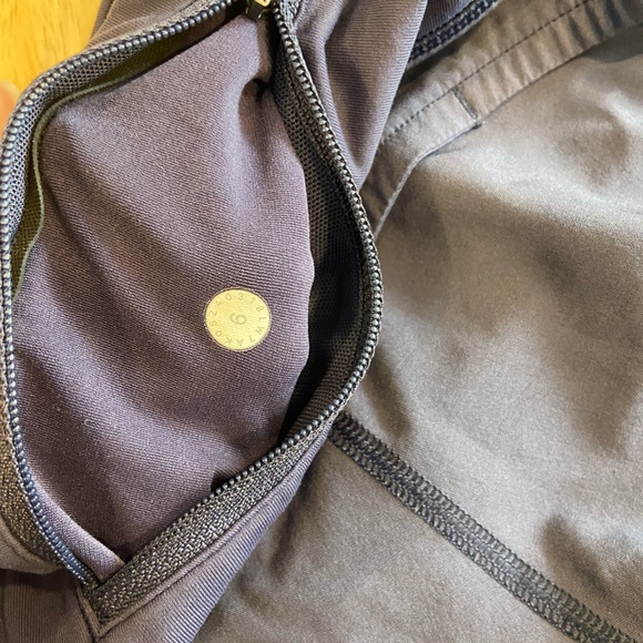 Lululemon Speed Up mid- rise shorts, size 6 - Picture 4 of 5